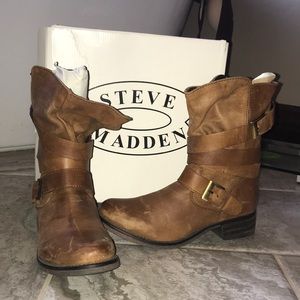 STEVE MADDEN BREWZZER COGNAC LEATHER BOOTS